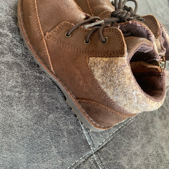 Kids Size 11 US Chocolate brown UGG boots - Picture 2 of 3